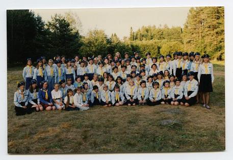 Esimesest üleriigilisest Kodutütarde laagrist Petsakul 1994. aastal osavõtjad.